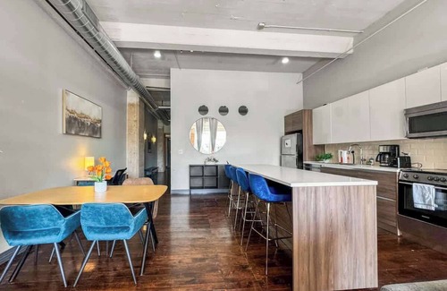 Downtown Dallas Apartment | Elegant 2BD | DT Dallas | Sleeps 16 | Free Parking