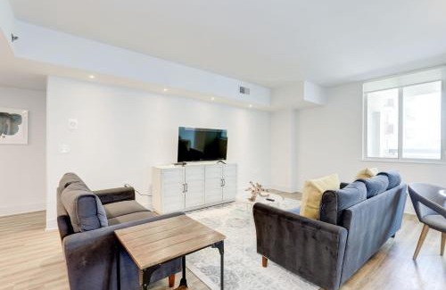 Crystal City Apartment | Elegant 2BR Apartment Minutes From DC