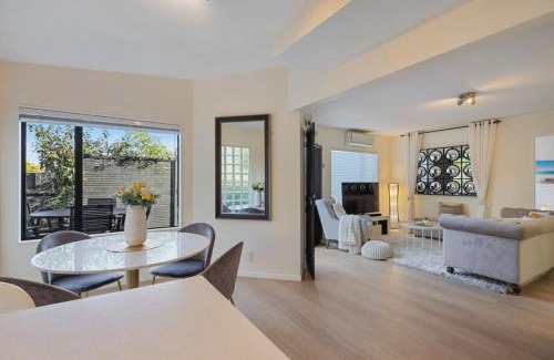 Northcross House | Elegant 2BR Family Home - Aircon - 5min to Beach