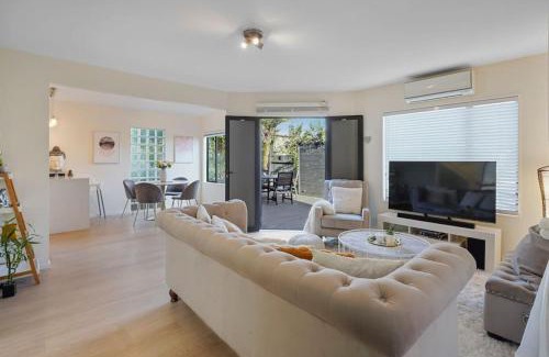 Northcross House | Elegant 2BR Family Home - Aircon - 5min to Beach