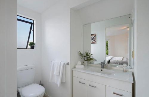 Northcross House | Elegant 2BR Family Home - Aircon - 5min to Beach