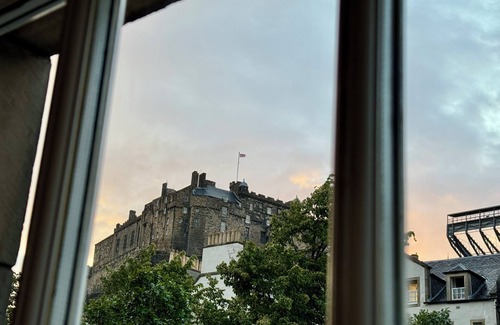 Old Town Apartment | Elegant 2BR in Grassmarket | 5-Min Walk to Castle & Royal Mile
