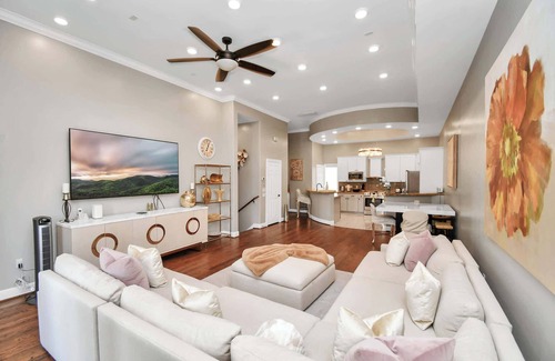 South Central Houston House | Elegant 3-Bedroom Retreat in EaDo