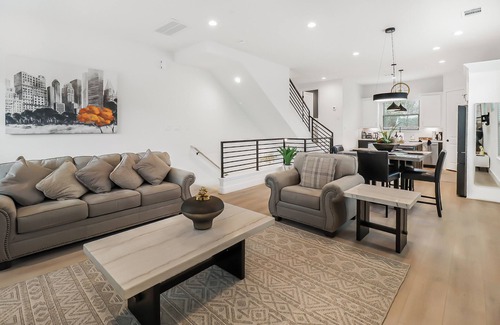 Northside Villa | Elegant 3-bedroom villa in Downtown Houston with WiFi, Board Games and Comfort