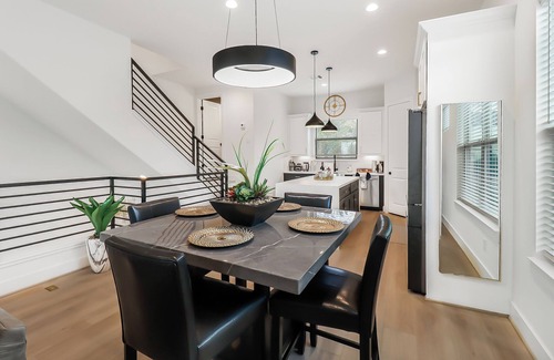 Northside Villa | Elegant 3-bedroom villa in Downtown Houston with WiFi, Board Games and Comfort