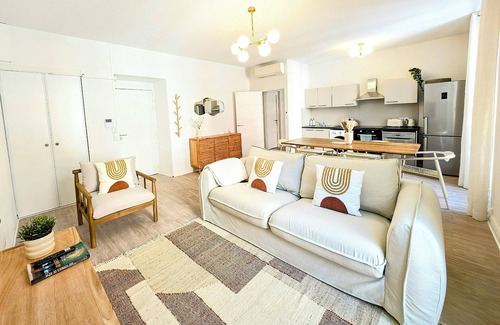 Quartier du Port Apartment | Elegant 3-room apartment with large terrace in Le Port