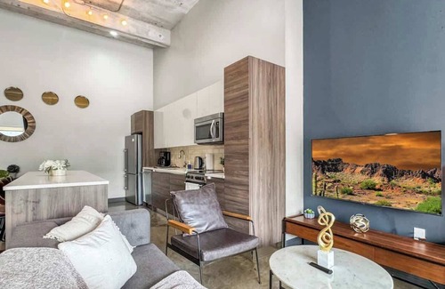 Downtown Dallas Apartment | Elegant 3BD | DT Dallas | Sleeps 16 | Free Parking