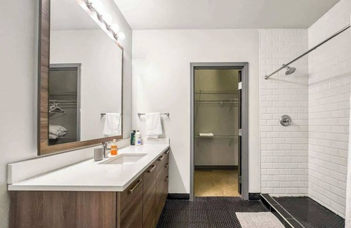 Downtown Dallas Apartment | Elegant 3BD | DT Dallas | Sleeps 16 | Free Parking