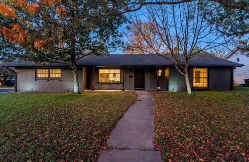 Barton Hills House | Elegant 3BR Home with Pool l Walk to Zilker