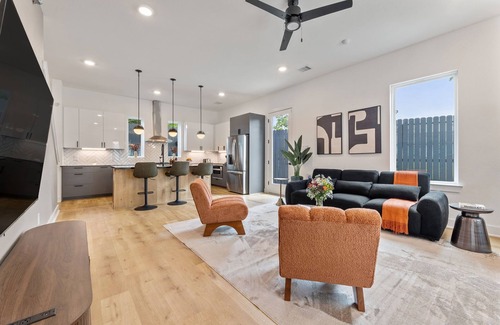 Greater East End House | Elegant 3BR Stay 2.5 Baths Soothing Hot Tub