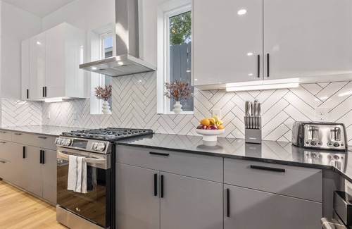 Greater East End House | Elegant 3BR Stay 2.5 Baths Soothing Hot Tub