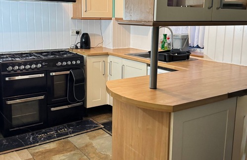 Sittingbourne House | Elegant 3Br w/Free Parking, Garden, Pet Friendly