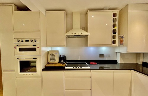 Acton Apartment | Elegant 4 bedroom 4 bathroom house in Acton, West London - Elizabeth Line near