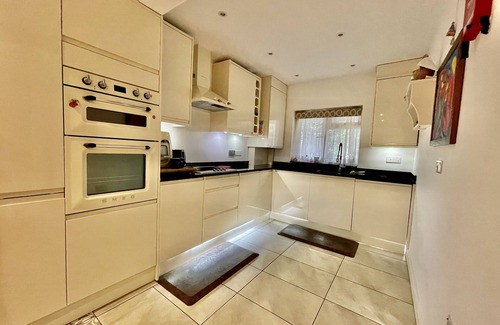 Acton Apartment | Elegant 4 bedroom 4 bathroom house in Acton, West London - Elizabeth Line near