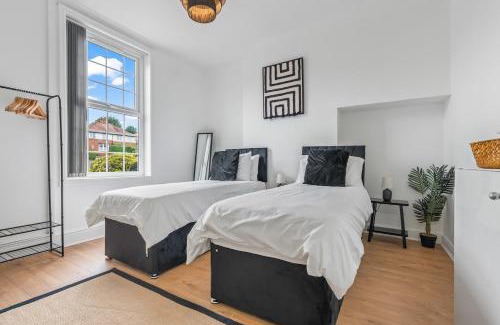 Harborne Apartment | Elegant 4Bed Executive Stay Wi-Fi and Parking