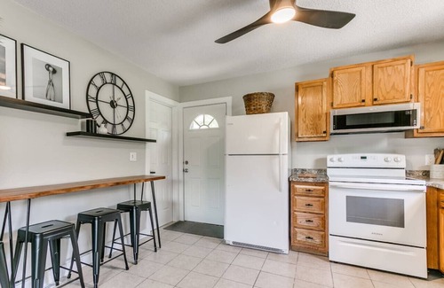 Des Moines Apartment | Elegant 4BR Split Foyer - Luxe Living