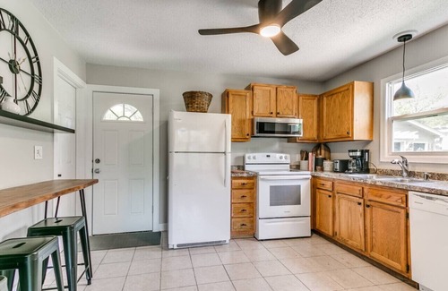 Des Moines Apartment | Elegant 4BR Split Foyer - Luxe Living
