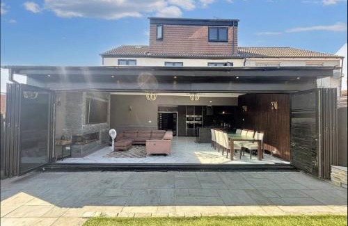 Luton House | Elegant 6 bedroom Family Home, 2x corner Jacuzzi bath in LUTON