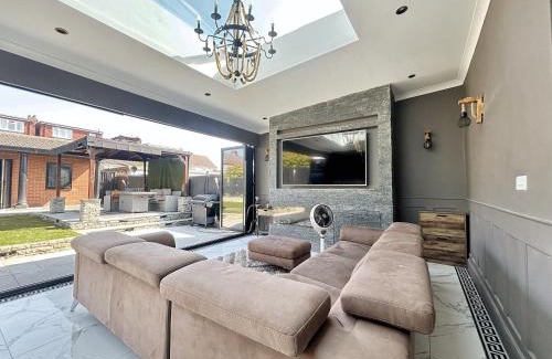 Luton House | Elegant 6 bedroom Family Home, 2x corner Jacuzzi bath in LUTON