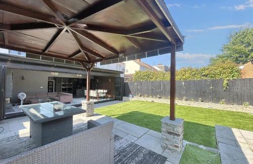 Luton House | Elegant 6 bedroom Family Home, 2x corner Jacuzzi bath in LUTON