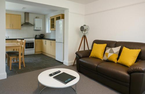 Nottingham Apartment | Elegant 8-BR Home - Near Sherwood, City Hospital & Nottingham City Centre - Garden - Sleeps 16