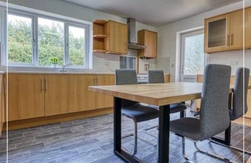 Nottingham Apartment | Elegant 8-BR Home - Near Sherwood, City Hospital & Nottingham City Centre - Garden - Sleeps 16