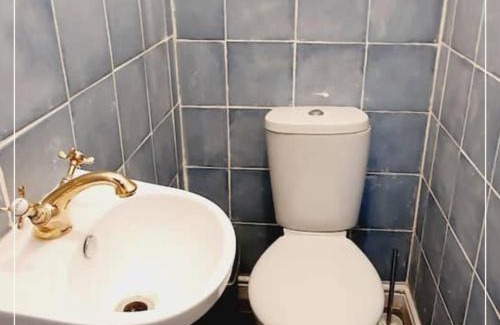 Nottingham Apartment | Elegant 8-BR Home - Near Sherwood, City Hospital & Nottingham City Centre - Garden - Sleeps 16