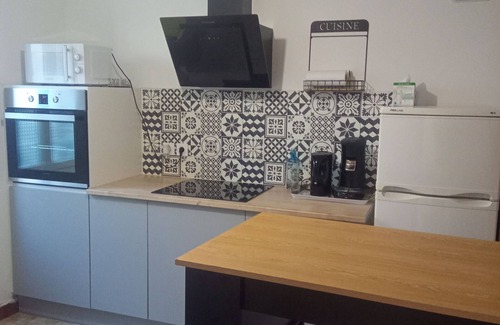 Chateaudun Cottage | Elegant and Cozy Cottage in the Heart of Châteaudun – Walk to Attractions!