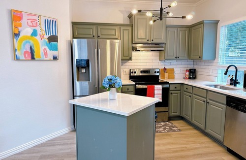 Grand Prairie House | Elegant and Cozy Nook. Pets ok. Extended Stay Bliss