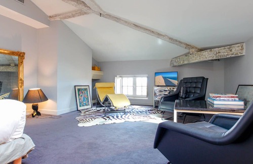 Saint-Michel Bed & Breakfast | Elegant and warm gray attic suite, decorated with its zebra carpet