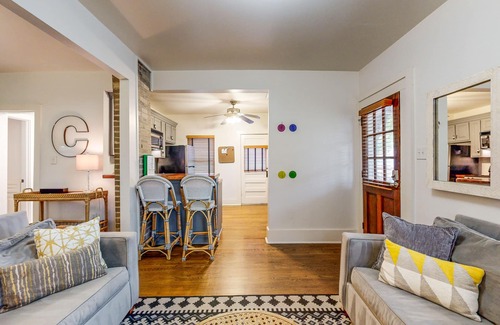 Clarksville Cottage | Elegant and well-equipped cottage w/sunroom, great location, free WiFi