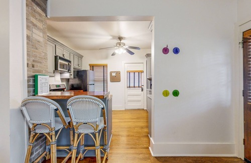 Clarksville Cottage | Elegant and well-equipped cottage w/sunroom, great location, free WiFi