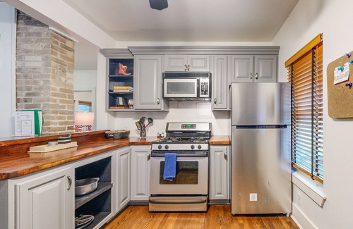 Clarksville Cottage | Elegant and well-equipped cottage w/sunroom, great location, free WiFi