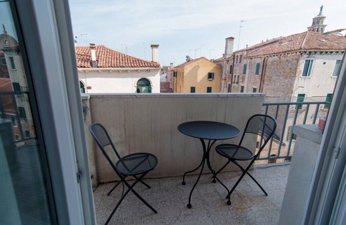 Dorsoduro Apartment | Elegant apartment canal view