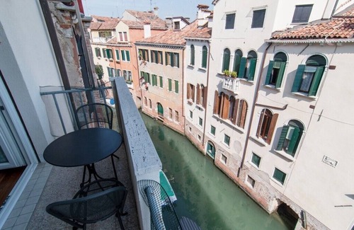 Dorsoduro Apartment | Elegant apartment canal view
