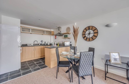 Northampton Apartment | Elegant Apartment in City Centre Fast Wifi Smart TV Access to Communal Gym
