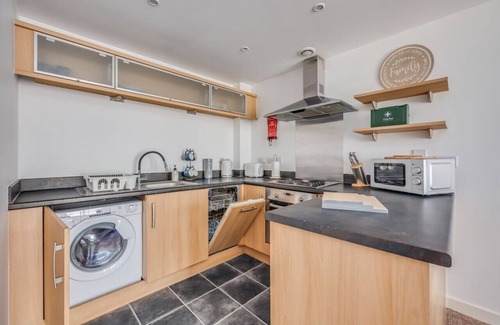 Northampton Apartment | Elegant Apartment in City Centre Fast Wifi Smart TV Access to Communal Gym