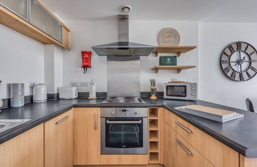 Northampton Apartment | Elegant Apartment in City Centre Fast Wifi Smart TV Access to Communal Gym