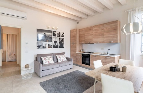 Padova Apartment | Elegant apartment located on the ground floor of a building.Able to accommodate up to 4 people, with a small 10 sqm garden in front of the house, a double bedroom, a living room with kitchenette and bathroom.The apartment has an assigned private uncovere