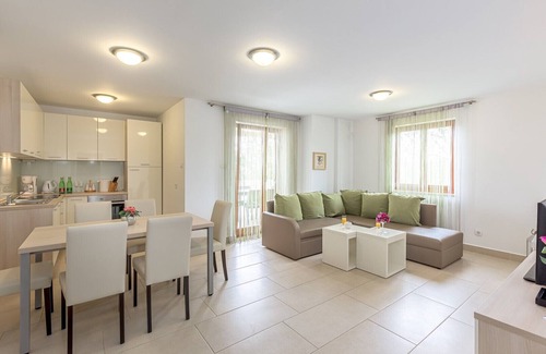 Vantacici Apartment | Elegant apartment Mike 6 with balcony and sea view