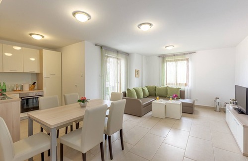 Vantacici Apartment | Elegant apartment Mike 6 with balcony and sea view