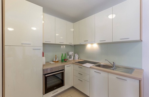 Vantacici Apartment | Elegant apartment Mike 6 with balcony and sea view