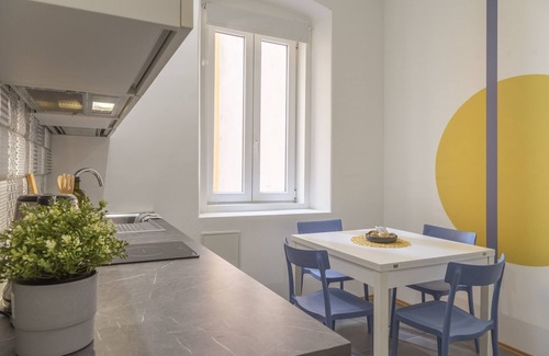 Trieste City Centre Apartment | Elegant apartment★Near the station★Grey★Free Wifi