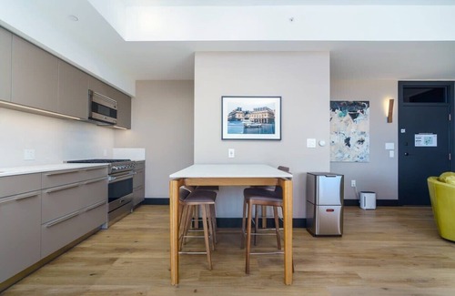 Berkeley Condo | Elegant & Bright Apt W/Balcony And Roof Top Patio