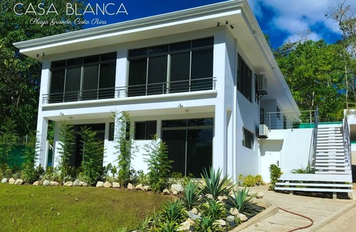 Playa Grande House | Elegant Casa Blanca in Playa Grande