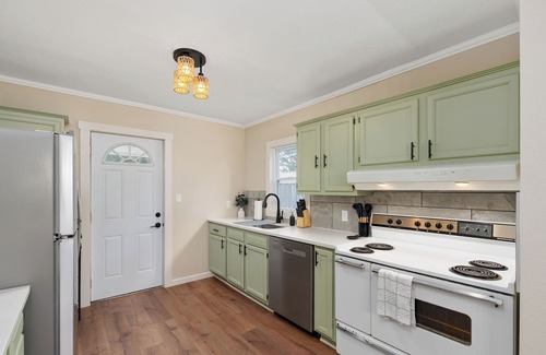 Kingsport Apartment | Elegant & Central ~ Queen Beds ~ Private Yard