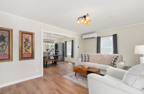 Kingsport Apartment | Elegant & Central ~ Queen Beds ~ Private Yard
