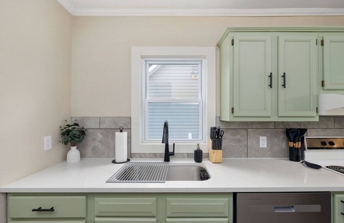 Kingsport Apartment | Elegant & Central ~ Queen Beds ~ Private Yard