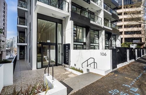 Newton Apartment | Elegant City Centre Studio-Baby Cot Available