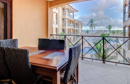 Barrio Los Villalobos Apartment | Elegant Condo on Beachfront Property with Shared pool, Ocean Views, and WiFi